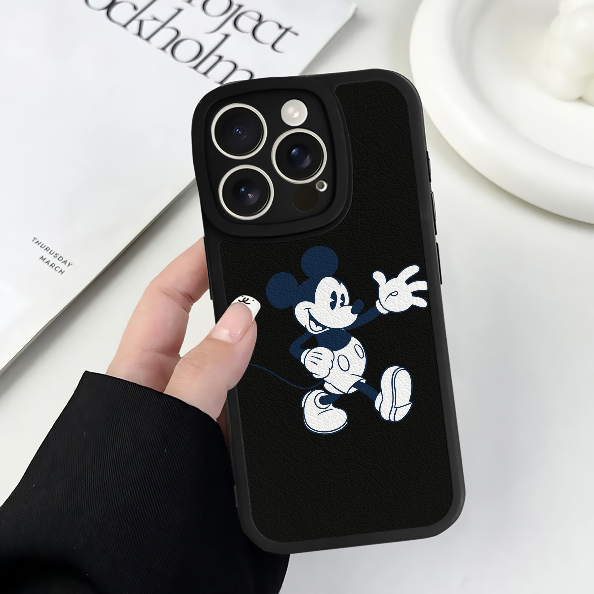 （画像用） ミッキーマウス Mickey Mouse 【iPhone 16シリーズ対応】シリコンスマホケース（レザー調） 材質：シリコン